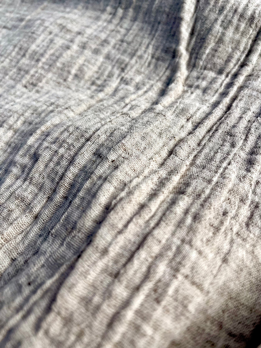 Metre ile Gri Çizgili Nötr Organik Pamuklu Kumaş, Çizgili Buruşuk Kumaş, Geniş En.