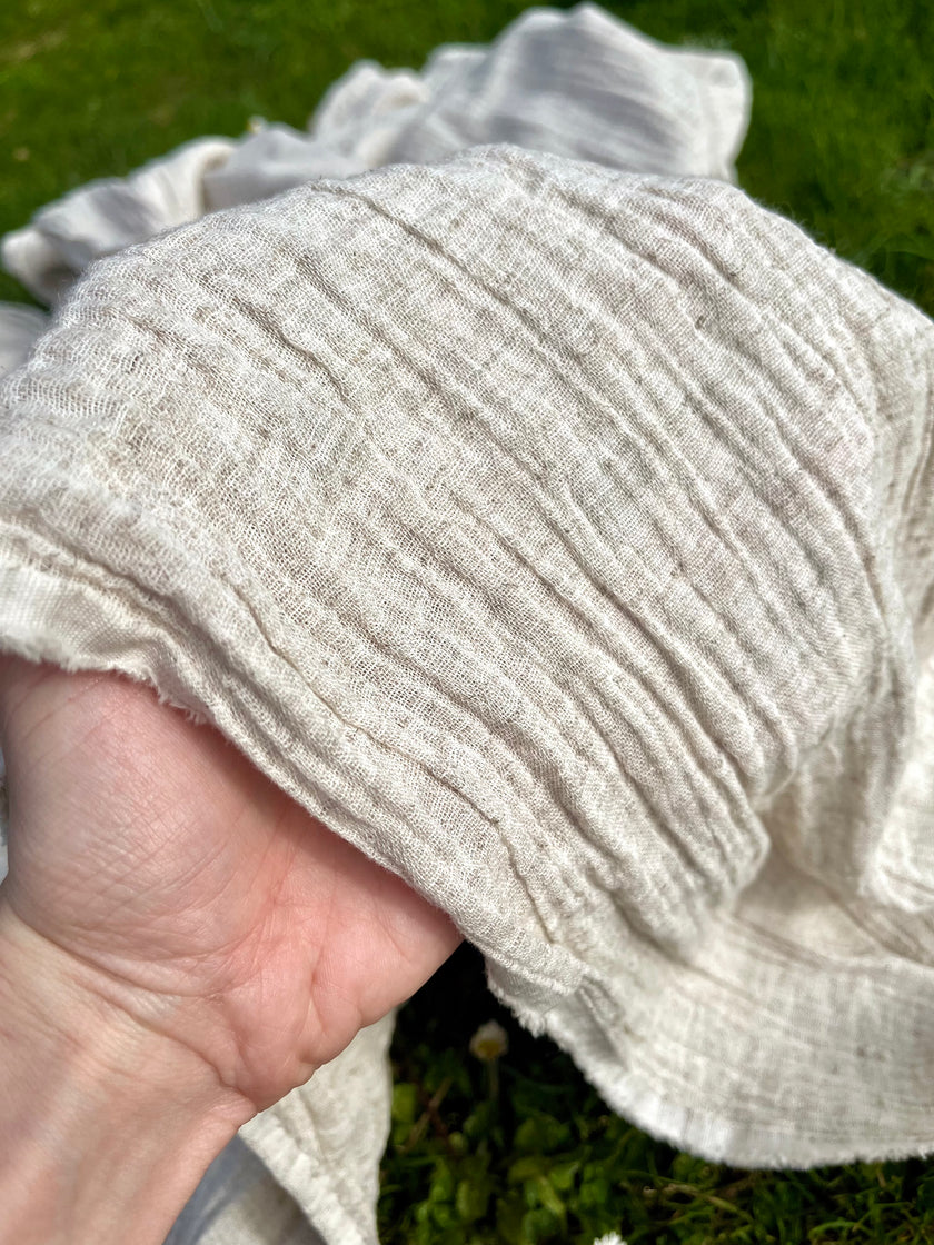 Metre ile Gri Çizgili Nötr Organik Pamuklu Kumaş, Çizgili Buruşuk Kumaş, Geniş En.