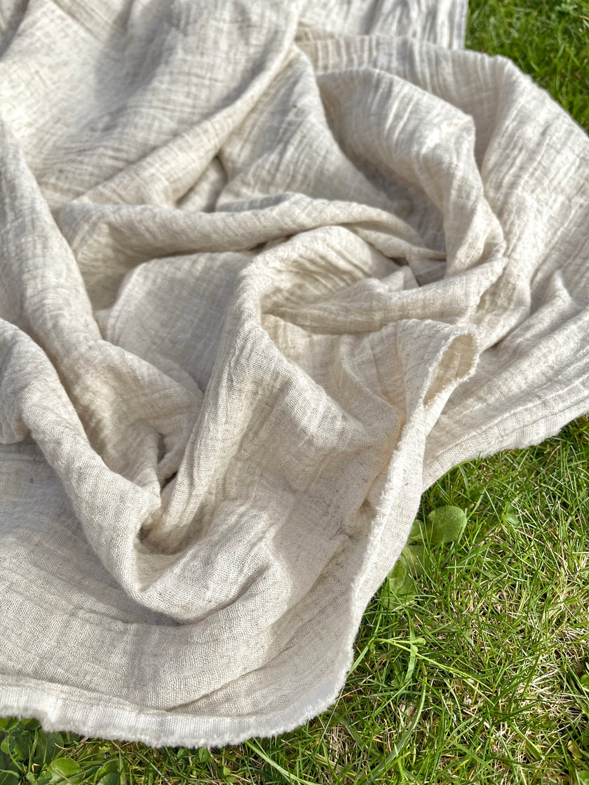 Metre ile Gri Çizgili Nötr Organik Pamuklu Kumaş, Çizgili Buruşuk Kumaş, Geniş En.