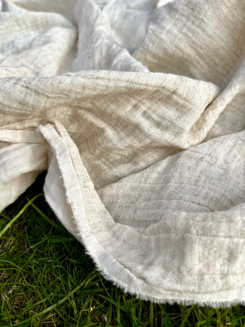 Metre ile Gri Çizgili Nötr Organik Pamuklu Kumaş, Çizgili Buruşuk Kumaş, Geniş En.