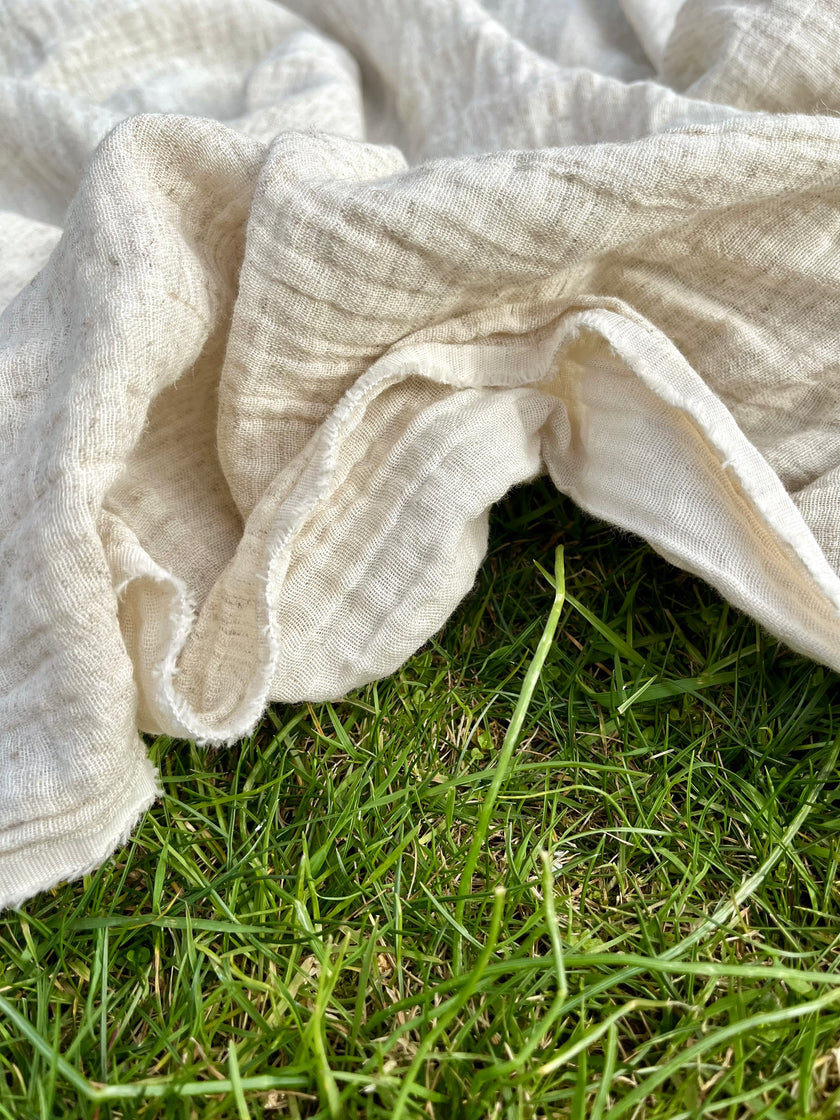 Metre ile Gri Çizgili Nötr Organik Pamuklu Kumaş, Çizgili Buruşuk Kumaş, Geniş En.