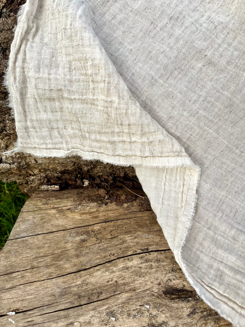 Metre ile Gri Çizgili Nötr Organik Pamuklu Kumaş, Çizgili Buruşuk Kumaş, Geniş En.