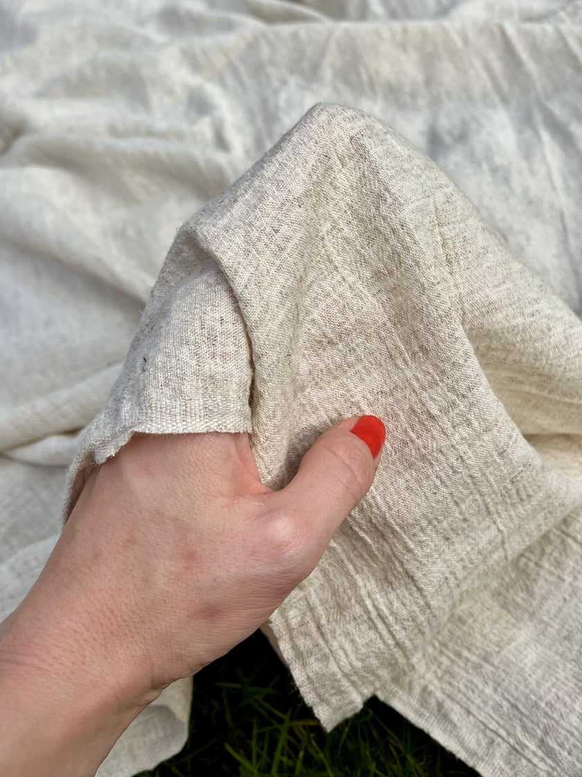 Metre ile Gri Çizgili Nötr Organik Pamuklu Kumaş, Çizgili Buruşuk Kumaş, Geniş En.