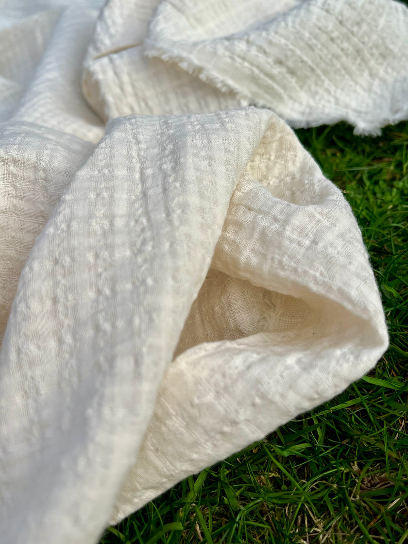 Tissu en coton biologique neutre rayé gris au mètre, tissu froissé à rayures, large largeur.