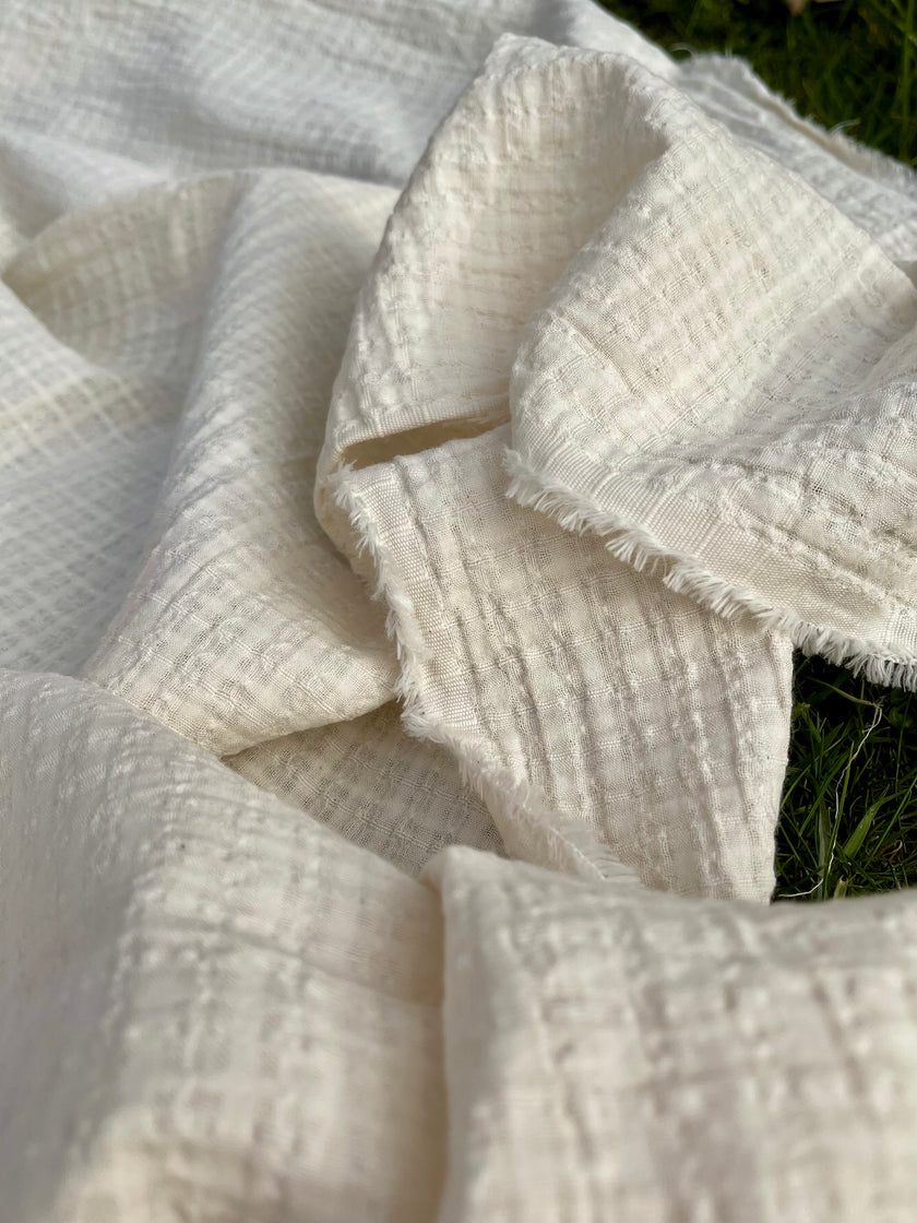 Tissu en coton biologique neutre rayé gris au mètre, tissu froissé à rayures, large largeur.