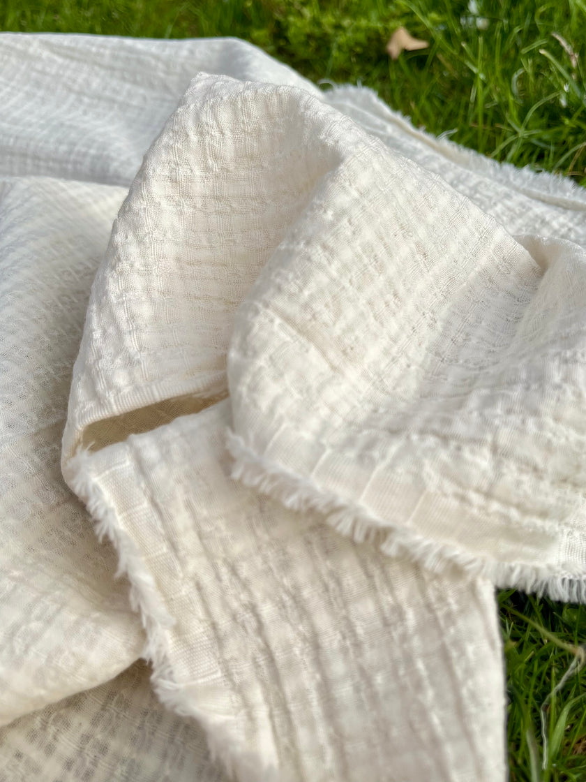 Tissu en coton biologique neutre rayé gris au mètre, tissu froissé à rayures, large largeur.