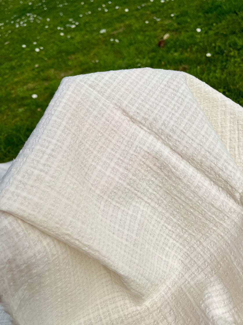 Tissu en coton biologique neutre rayé gris au mètre, tissu froissé à rayures, large largeur.