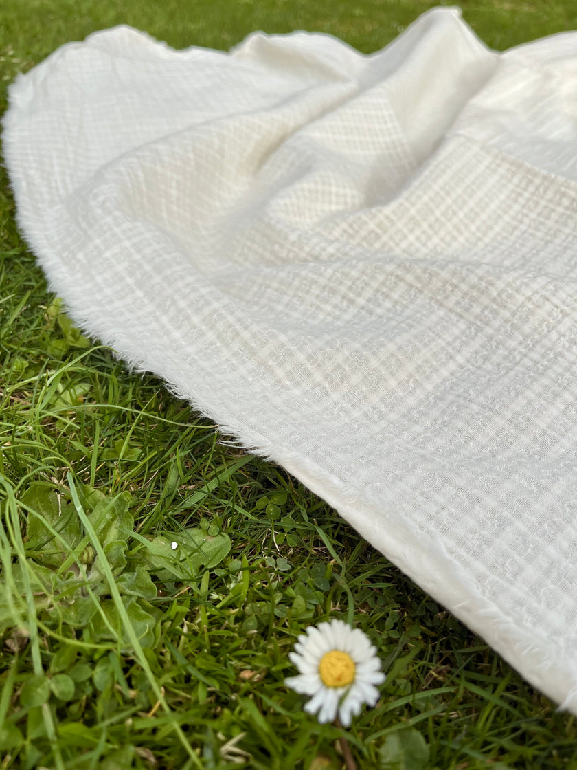 Tissu en coton biologique neutre rayé gris au mètre, tissu froissé à rayures, large largeur.