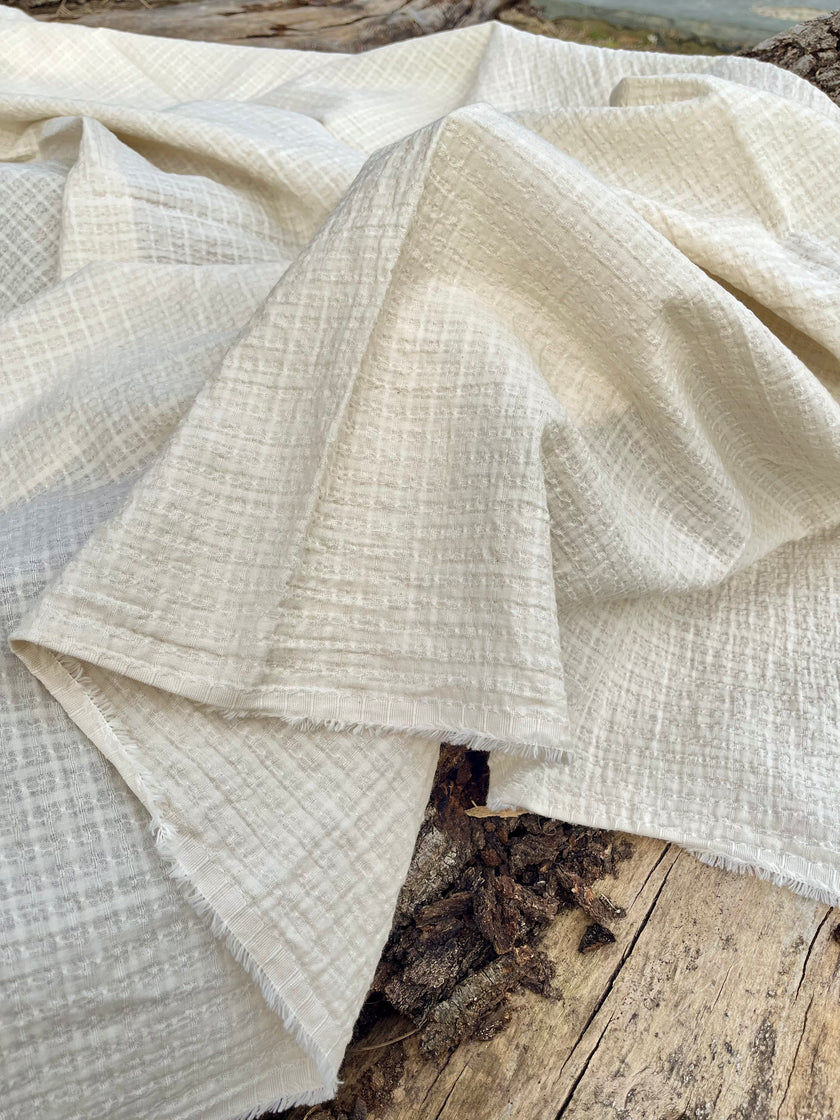 Tissu en coton biologique neutre rayé gris au mètre, tissu froissé à rayures, large largeur.