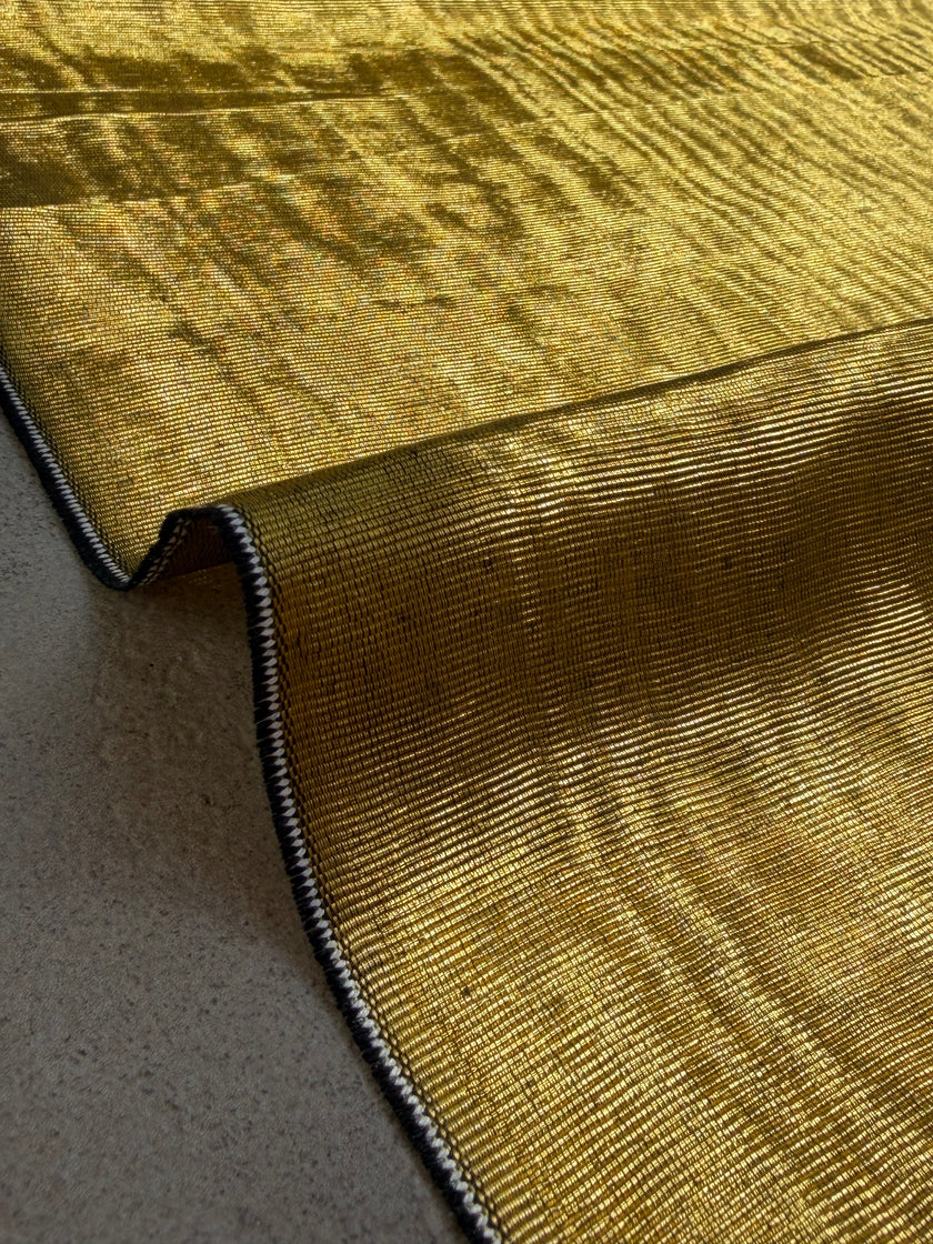 Rembourrage luxueux en soie dorée pour tête de lit ottoman, tissus d'intérieur pour textiles de maison : housses d'oreiller, motifs inspirés du kimono, motifs en filigrane.