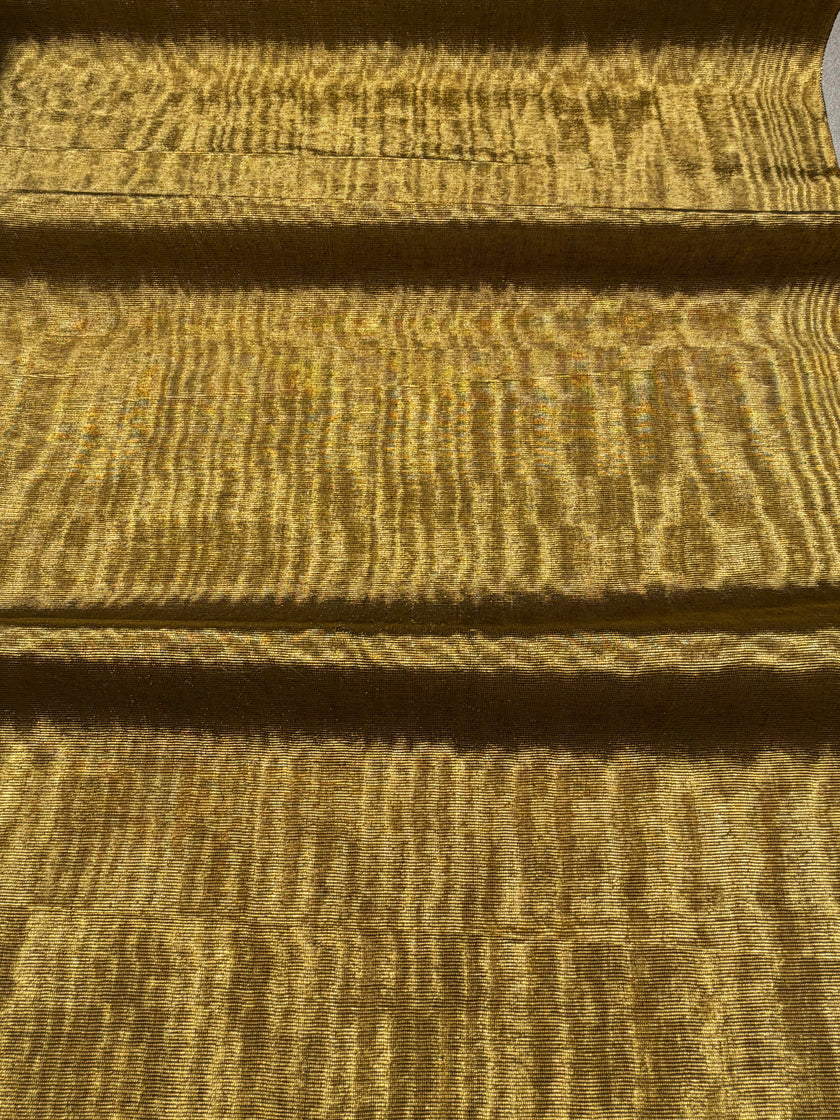 Rembourrage luxueux en soie dorée pour tête de lit ottoman, tissus d'intérieur pour textiles de maison : housses d'oreiller, motifs inspirés du kimono, motifs en filigrane.