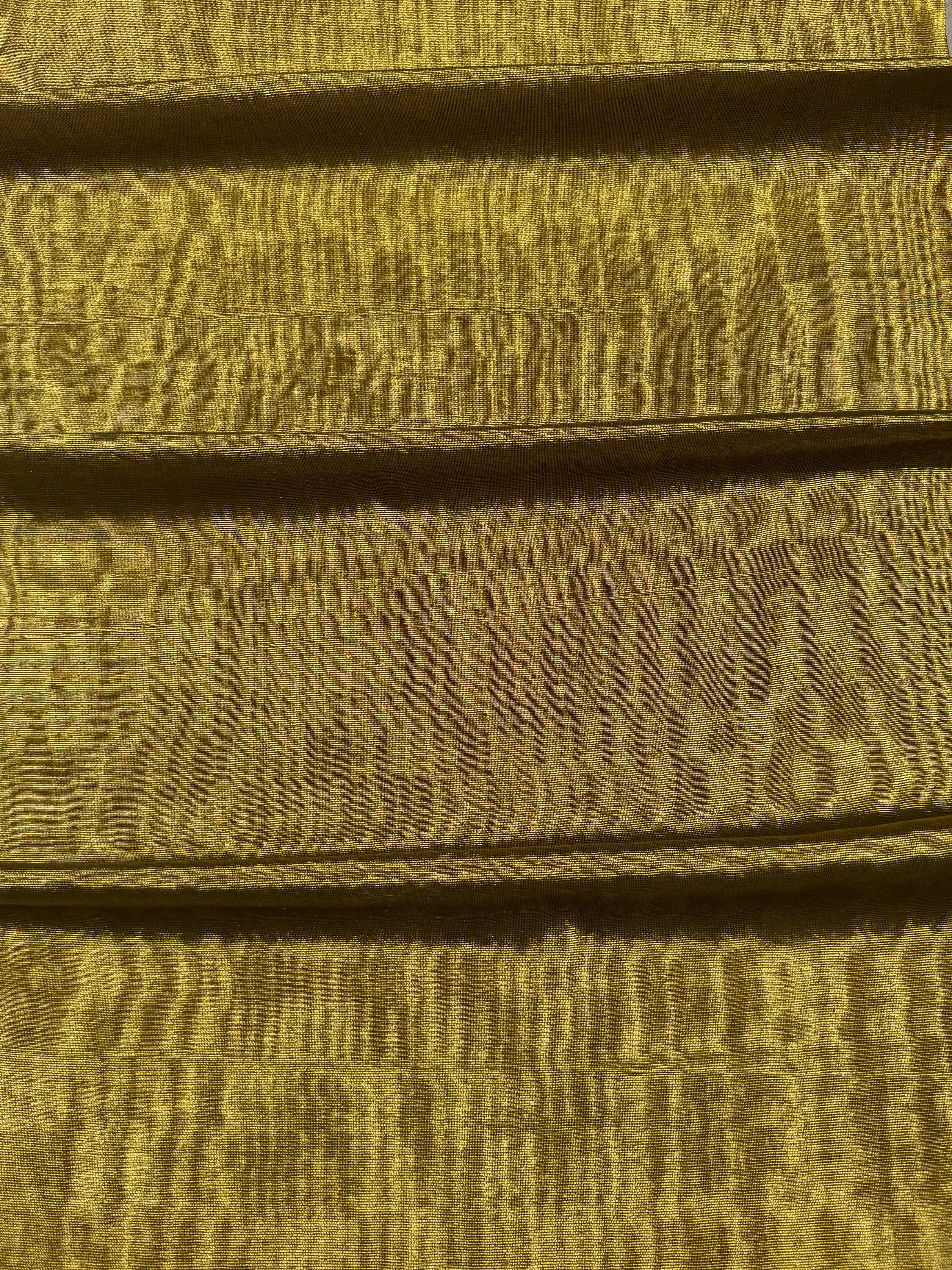 Rembourrage luxueux en soie dorée pour tête de lit ottoman, tissus d'intérieur pour textiles de maison : housses d'oreiller, motifs inspirés du kimono, motifs en filigrane.