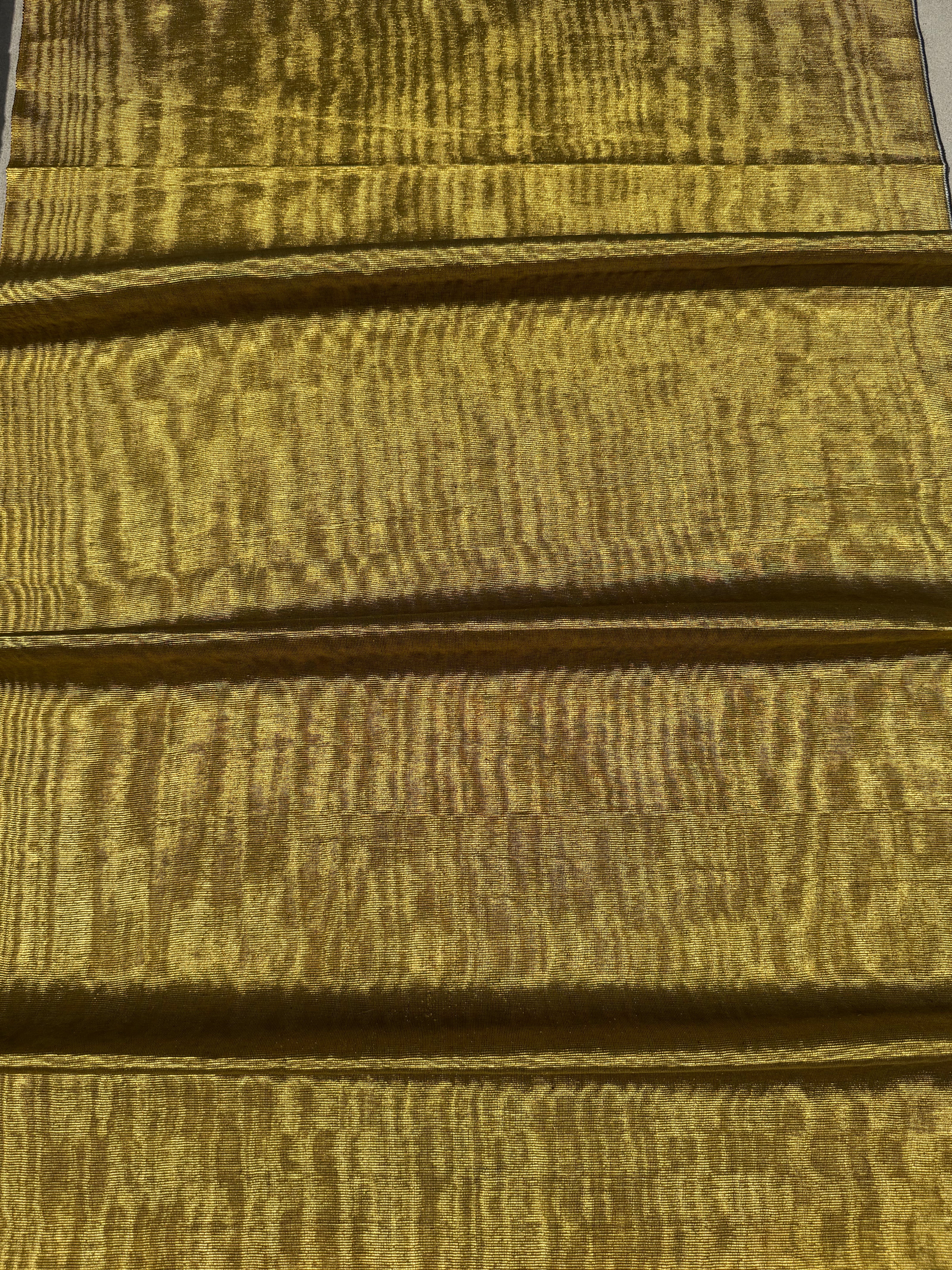 Rembourrage luxueux en soie dorée pour tête de lit ottoman, tissus d'intérieur pour textiles de maison : housses d'oreiller, motifs inspirés du kimono, motifs en filigrane.