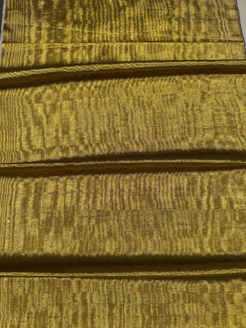 Rembourrage luxueux en soie dorée pour tête de lit ottoman, tissus d'intérieur pour textiles de maison : housses d'oreiller, motifs inspirés du kimono, motifs en filigrane.