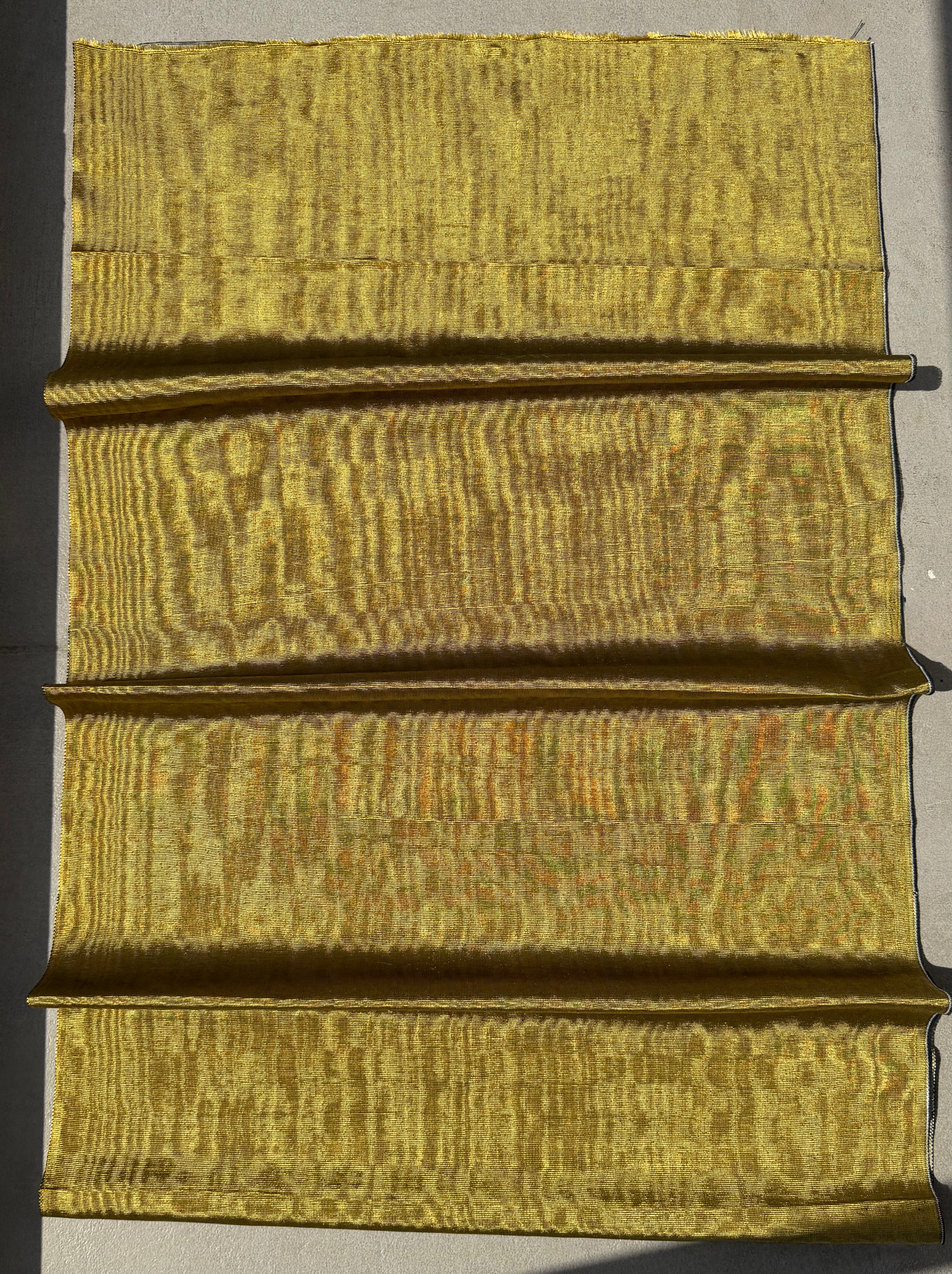 Rembourrage luxueux en soie dorée pour tête de lit ottoman, tissus d'intérieur pour textiles de maison : housses d'oreiller, motifs inspirés du kimono, motifs en filigrane.