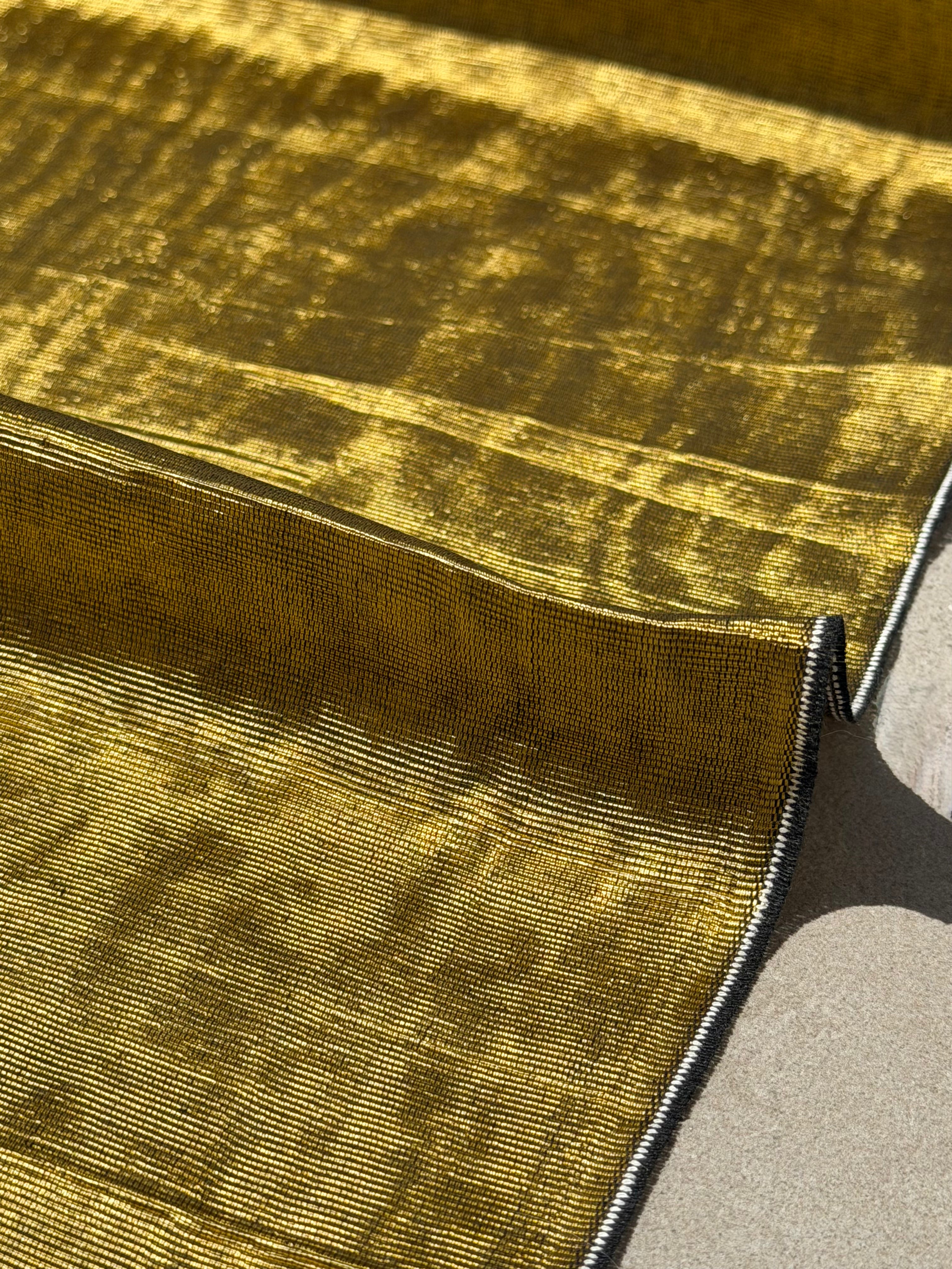 Rembourrage luxueux en soie dorée pour tête de lit ottoman, tissus d'intérieur pour textiles de maison : housses d'oreiller, motifs inspirés du kimono, motifs en filigrane.
