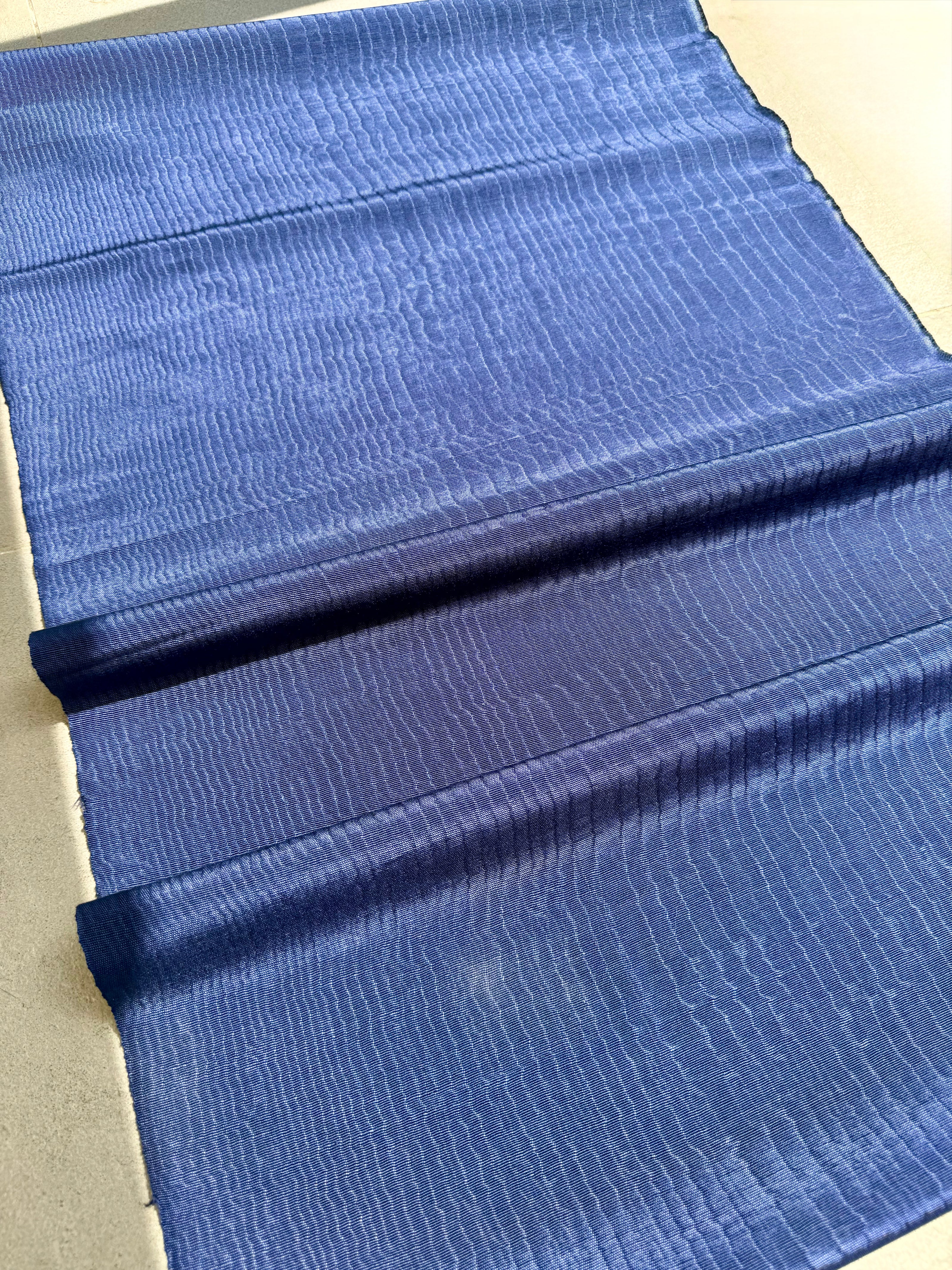 Rembourrage luxueux en soie bleu foncé pour tête de lit ottoman, tissus d'intérieur pour textiles de maison : housses d'oreiller, motifs inspirés du kimono, motifs en filigrane.