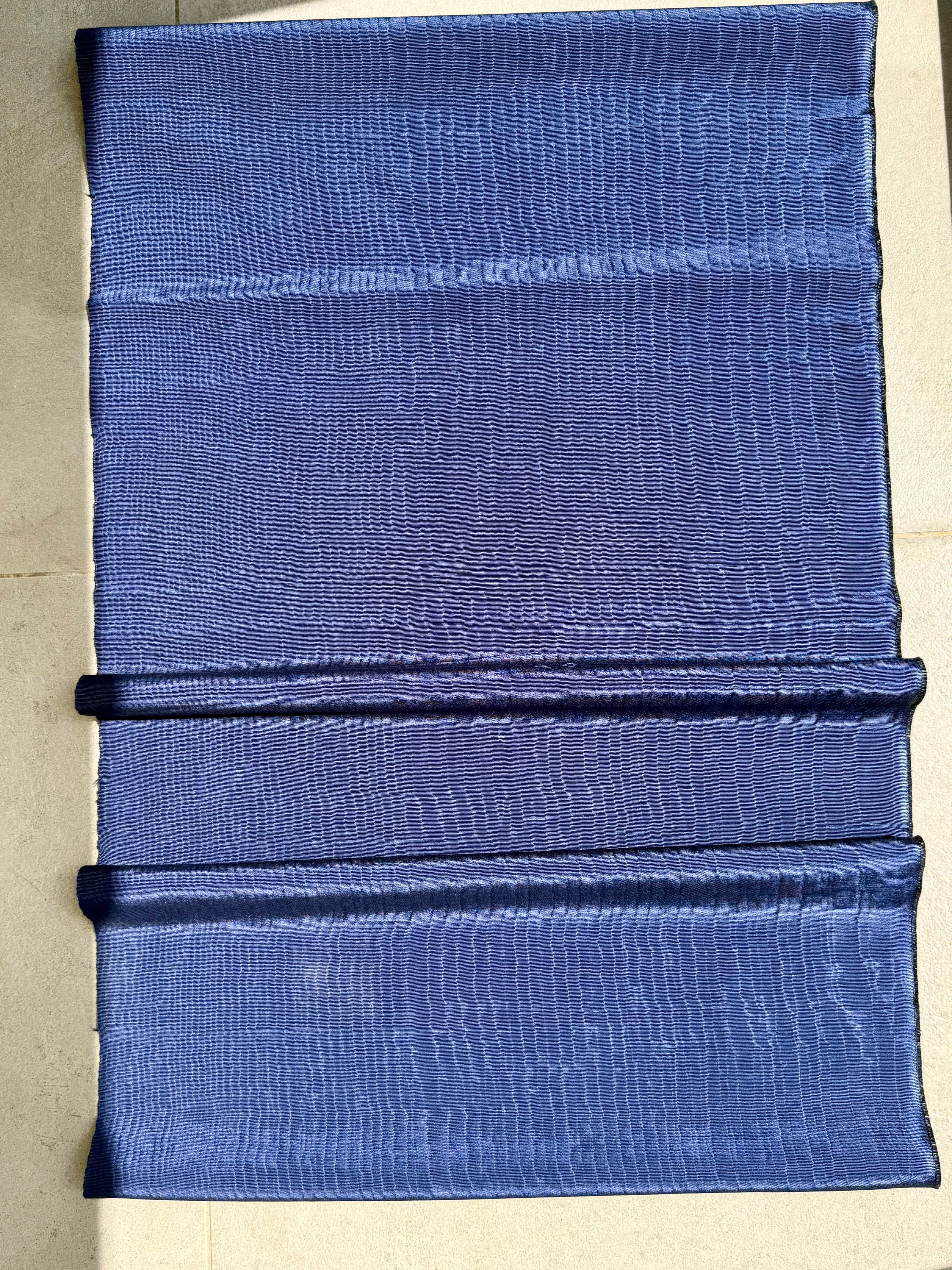 Rembourrage luxueux en soie bleu foncé pour tête de lit ottoman, tissus d'intérieur pour textiles de maison : housses d'oreiller, motifs inspirés du kimono, motifs en filigrane.