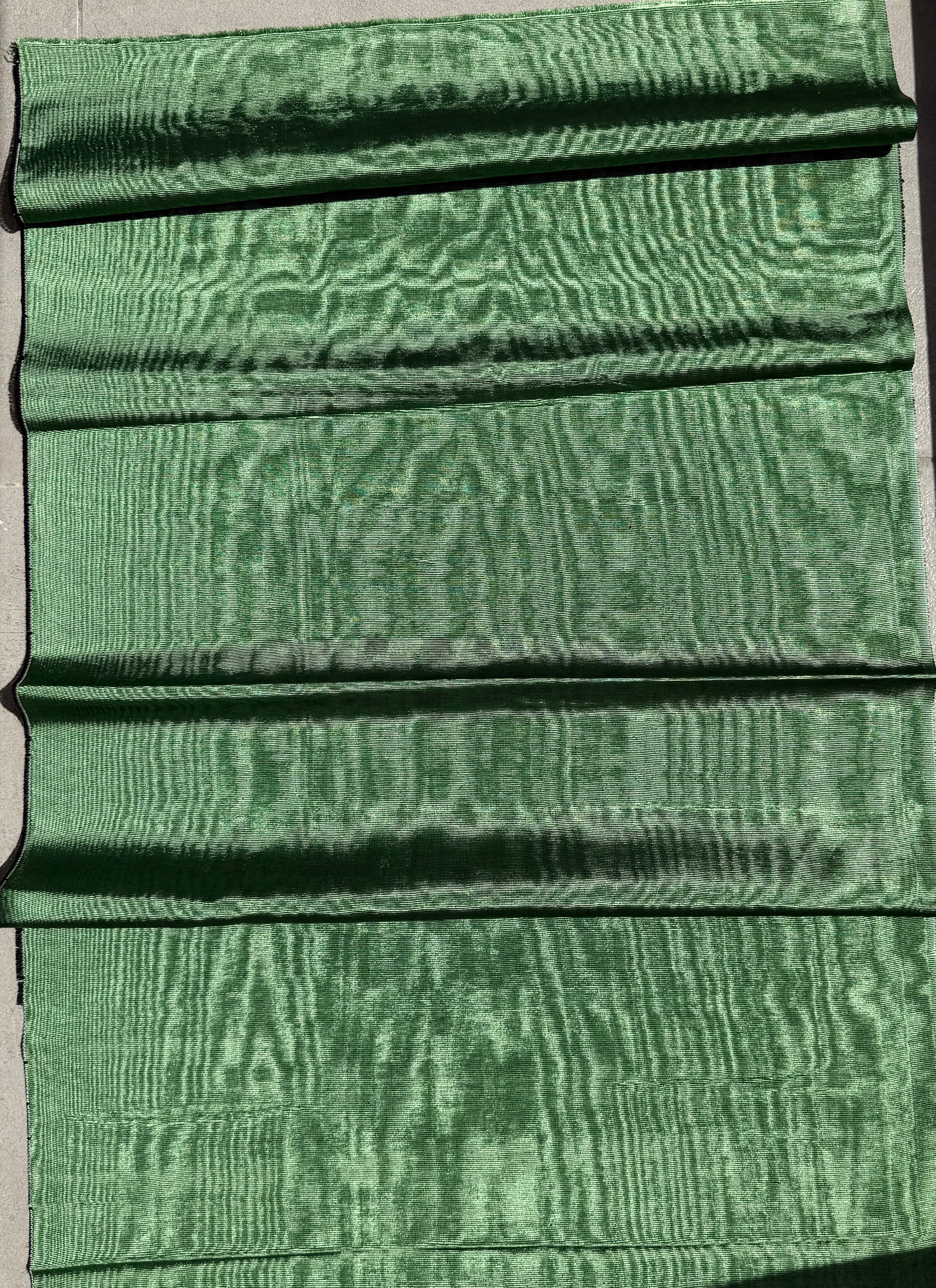 Tapisserie d'ameublement luxueuse en soie verte pour tête de lit ottomane, tissus d'intérieur pour textiles de maison : housses d'oreiller, motifs inspirés du kimono, motifs en filigrane.