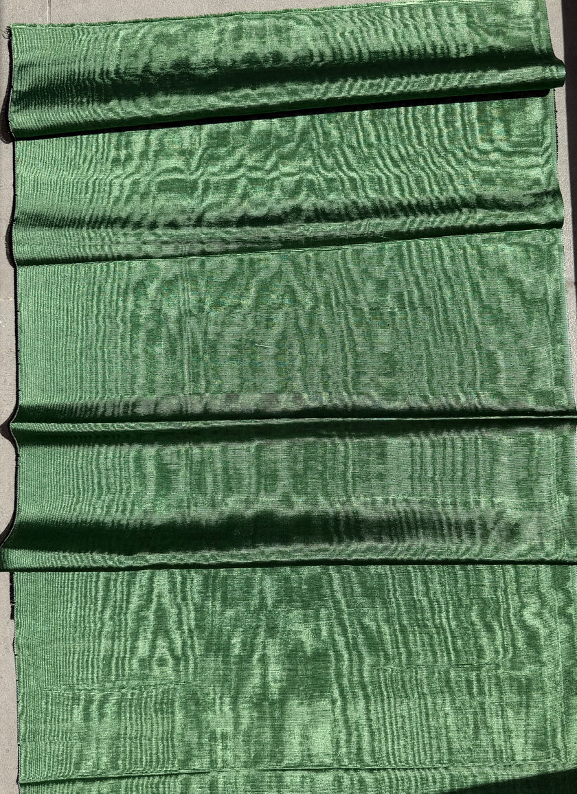 Tapisserie d'ameublement luxueuse en soie verte pour tête de lit ottomane, tissus d'intérieur pour textiles de maison : housses d'oreiller, motifs inspirés du kimono, motifs en filigrane.