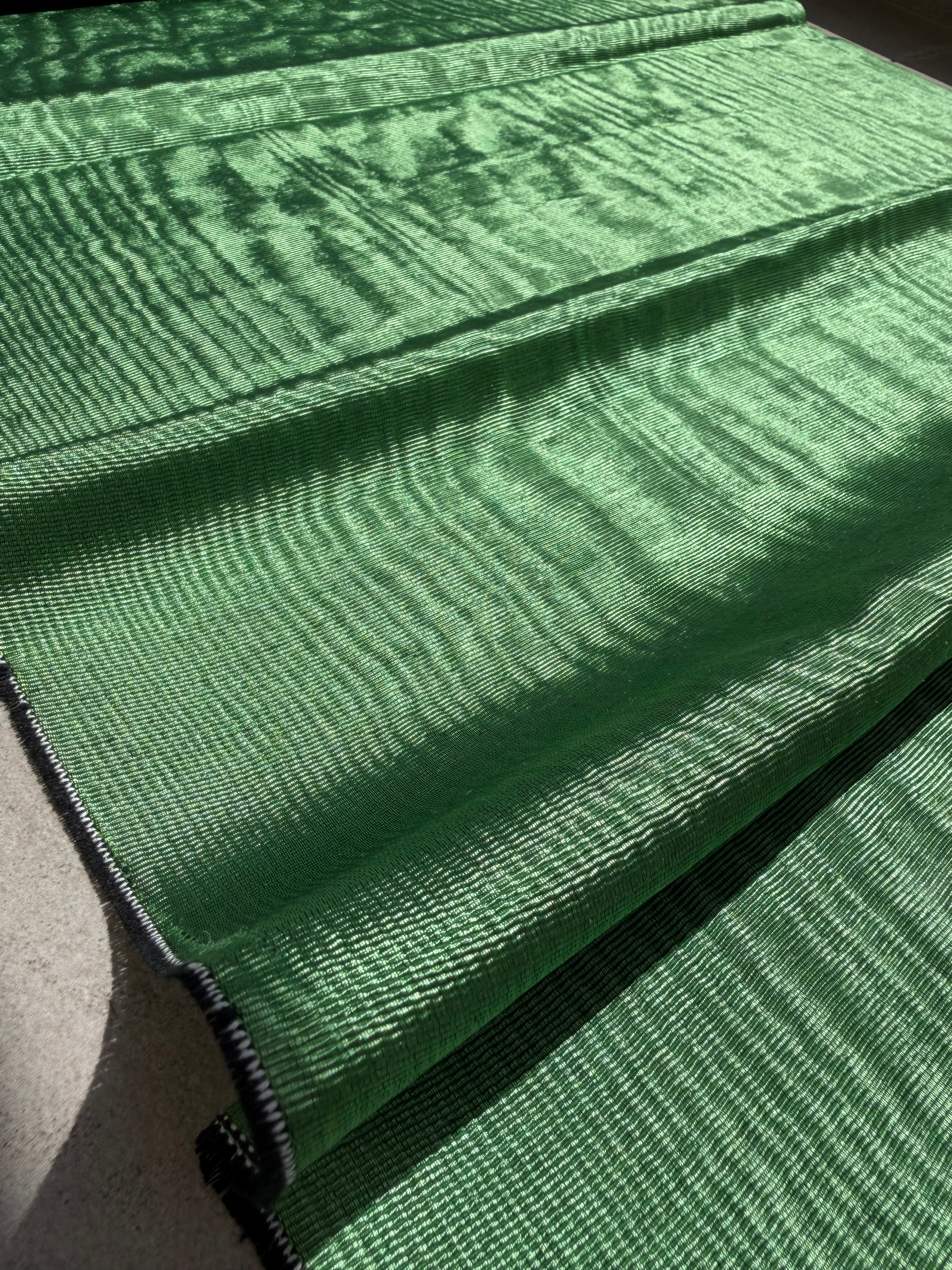 Tapisserie d'ameublement luxueuse en soie verte pour tête de lit ottomane, tissus d'intérieur pour textiles de maison : housses d'oreiller, motifs inspirés du kimono, motifs en filigrane.