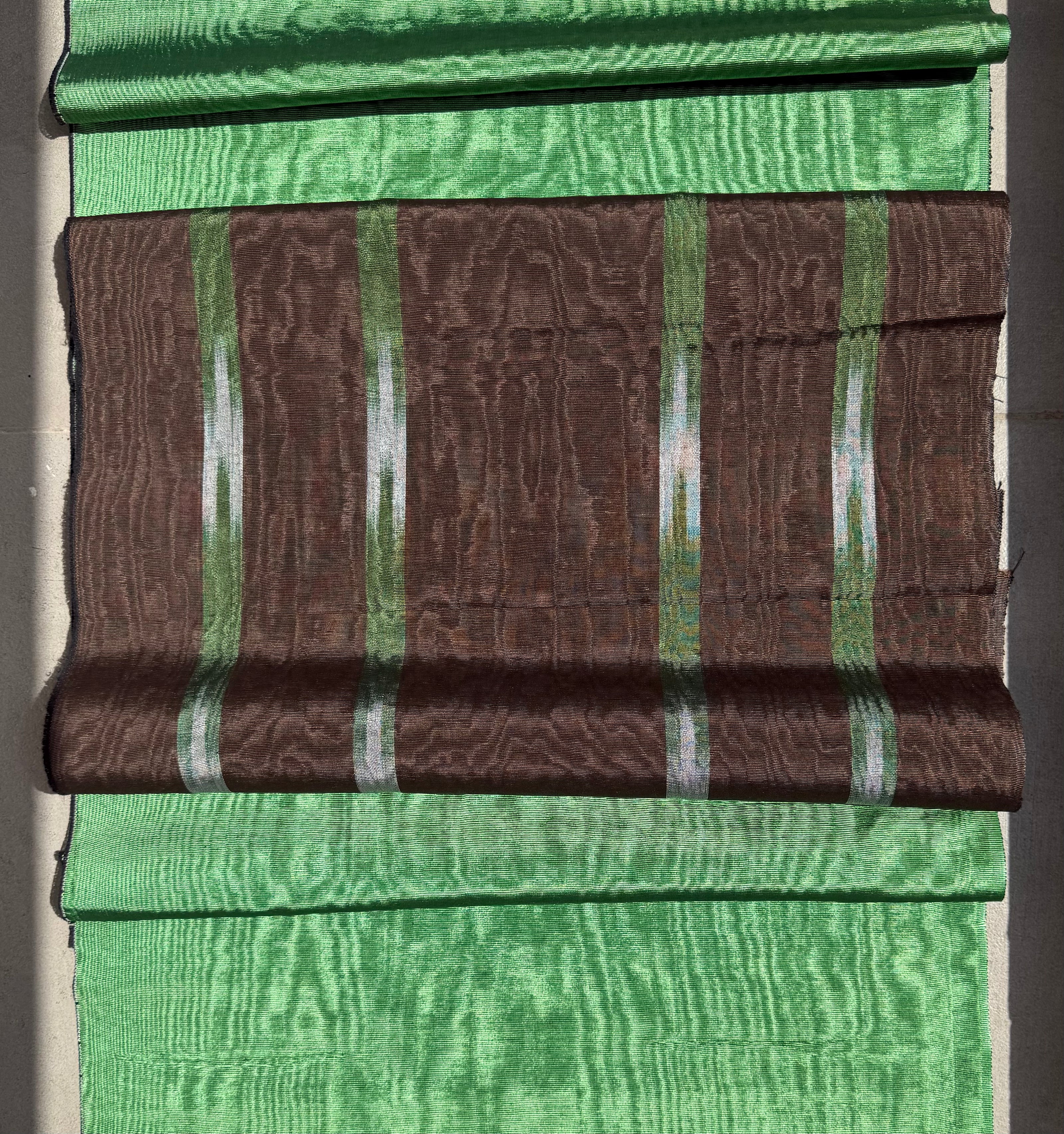 Tapisserie d'ameublement luxueuse en soie verte pour tête de lit ottomane, tissus d'intérieur pour textiles de maison : housses d'oreiller, motifs inspirés du kimono, motifs en filigrane.
