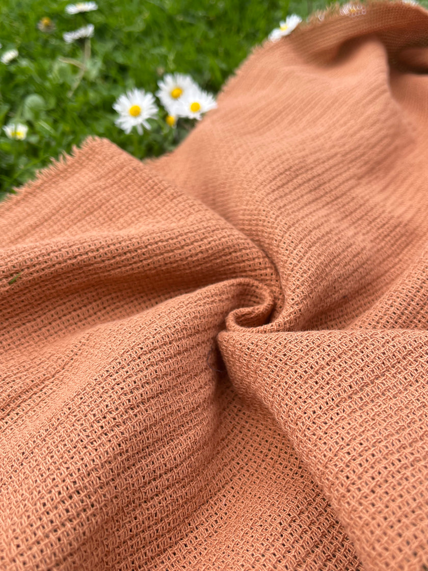 Tissu froissé en coton turc texturé spécial : qualité unique pour les robes d'été kimono et les tenues de nouveau-né | Options de gaze, transparentes et extensibles.