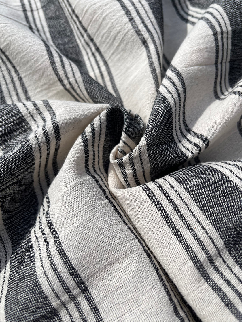 Siyah Çizgili Gazlı Pamuklu Doğal Kumaş.