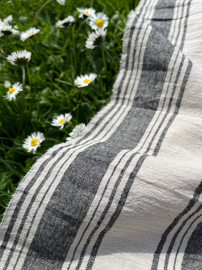 Siyah Çizgili Gazlı Pamuklu Doğal Kumaş.