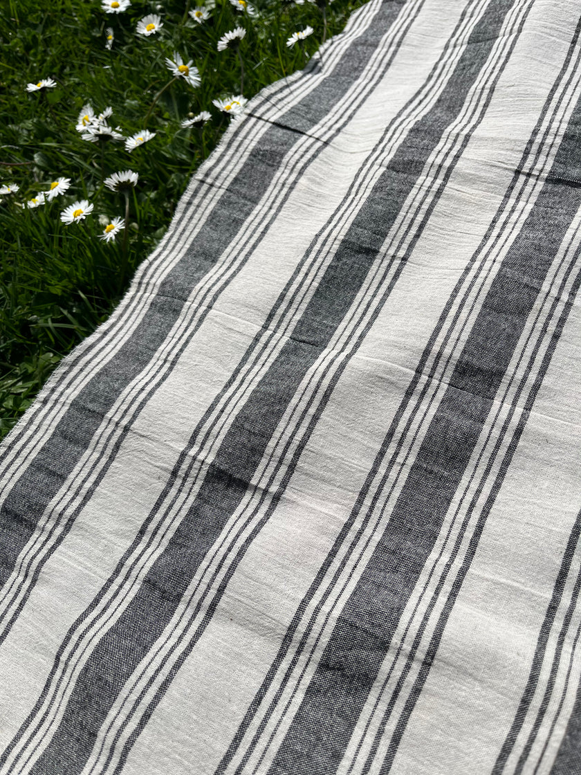 Siyah Çizgili Gazlı Pamuklu Doğal Kumaş.