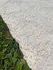 Tissu en coton froissé extensible neutre, surface texturée, coton tissé à la main blanc cassé, coton beige biologique semi-transparent et non blanchi.