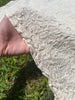 Tissu en coton froissé extensible neutre, surface texturée, coton tissé à la main blanc cassé, coton beige biologique semi-transparent et non blanchi.