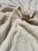 Tissu en coton froissé extensible neutre, surface texturée, coton tissé à la main blanc cassé, coton beige biologique semi-transparent et non blanchi.