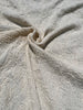 Tissu en coton froissé extensible neutre, surface texturée, coton tissé à la main blanc cassé, coton beige biologique semi-transparent et non blanchi.