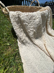 Tissu en coton froissé extensible neutre, surface texturée, coton tissé à la main blanc cassé, coton beige biologique semi-transparent et non blanchi.