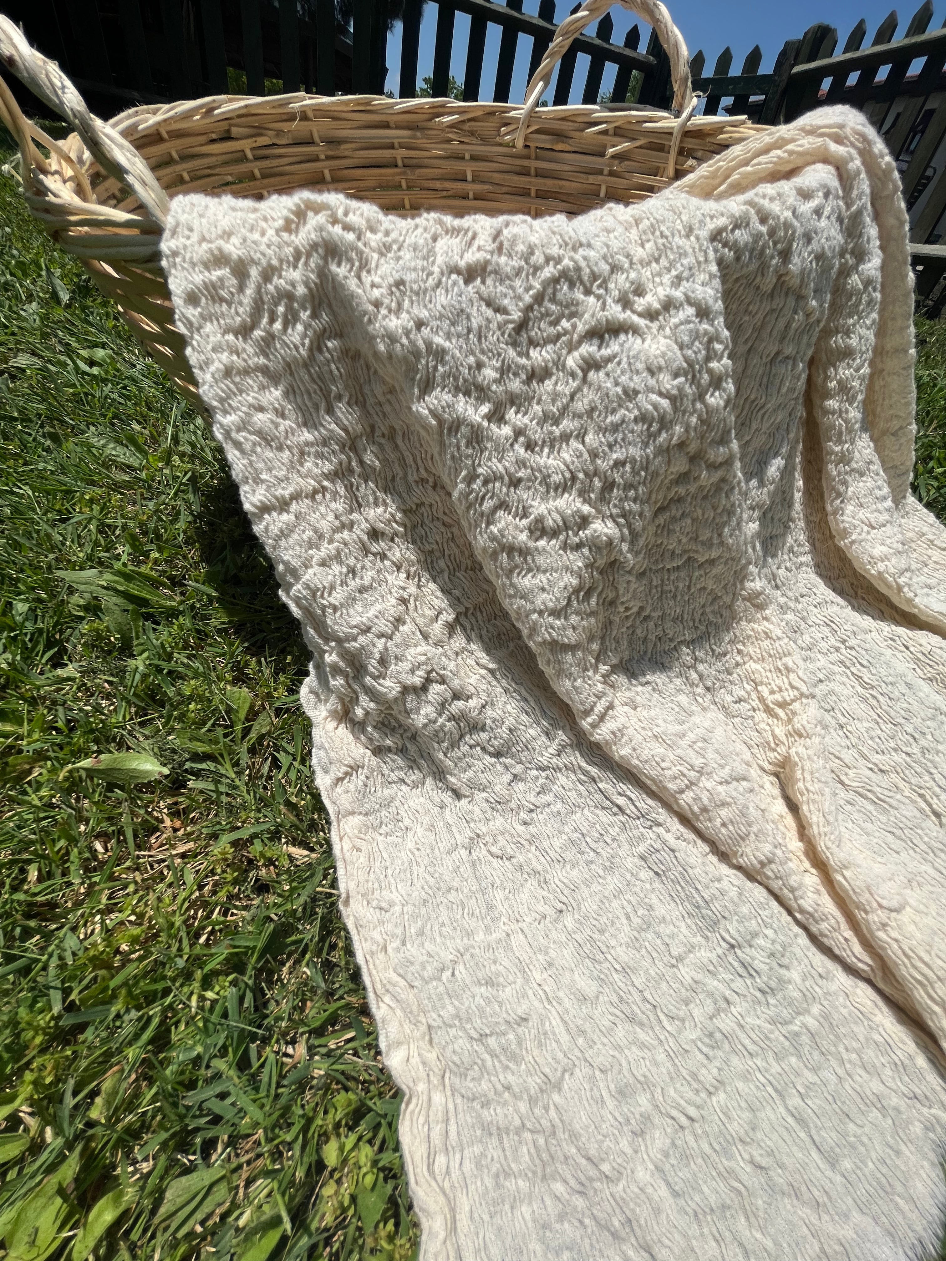 Tissu en coton froissé extensible neutre, surface texturée, coton tissé à la main blanc cassé, coton beige biologique semi-transparent et non blanchi.