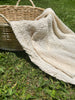 Tissu en coton froissé extensible neutre, surface texturée, coton tissé à la main blanc cassé, coton beige biologique semi-transparent et non blanchi.