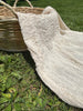 Tissu en coton froissé extensible neutre, surface texturée, coton tissé à la main blanc cassé, coton beige biologique semi-transparent et non blanchi.
