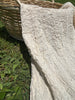 Tissu en coton froissé extensible neutre, surface texturée, coton tissé à la main blanc cassé, coton beige biologique semi-transparent et non blanchi.