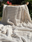 Tissu en coton froissé extensible neutre, surface texturée, coton tissé à la main blanc cassé, coton beige biologique semi-transparent et non blanchi.