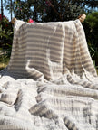 Tissu en coton froissé extensible neutre, surface texturée, coton tissé à la main blanc cassé, coton beige biologique semi-transparent et non blanchi.