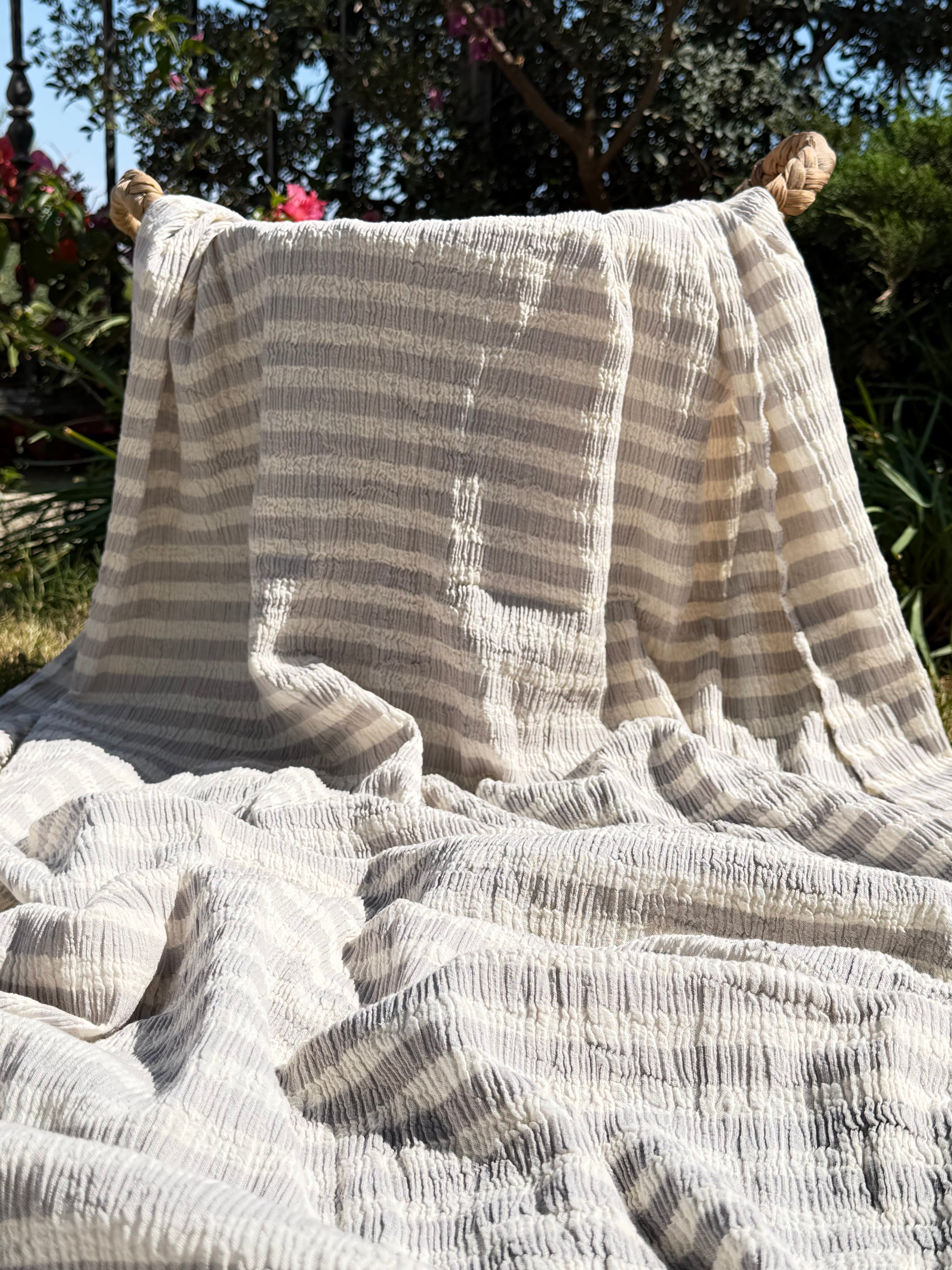 Tissu en coton froissé extensible neutre, surface texturée, coton tissé à la main blanc cassé, coton beige biologique semi-transparent et non blanchi.