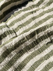 Tissu en coton froissé extensible neutre, surface texturée, coton tissé à la main blanc cassé, coton beige biologique semi-transparent et non blanchi.