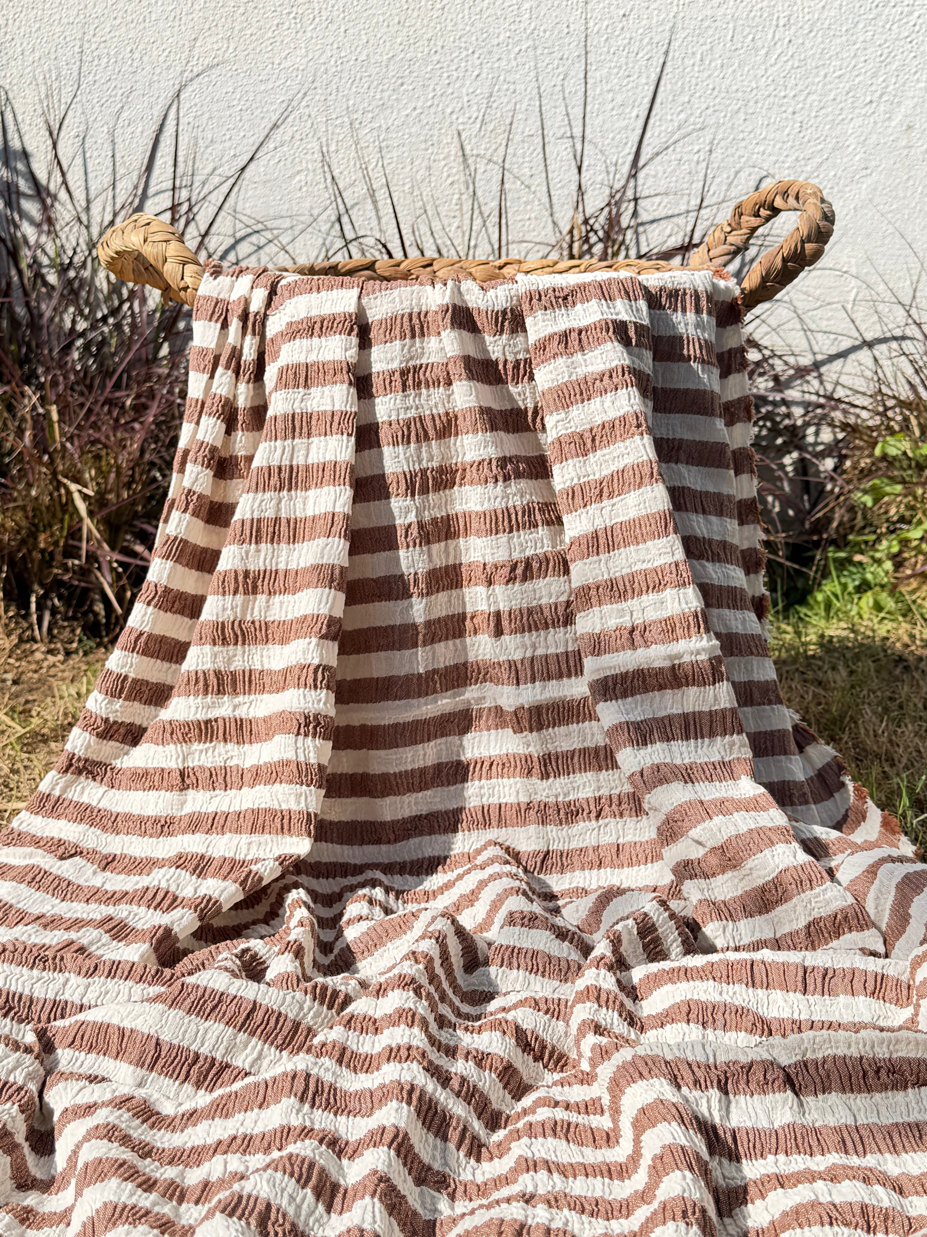 Tissu en coton froissé extensible neutre, surface texturée, coton tissé à la main blanc cassé, coton beige biologique semi-transparent et non blanchi.