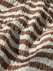 Tissu en coton froissé extensible neutre, surface texturée, coton tissé à la main blanc cassé, coton beige biologique semi-transparent et non blanchi.