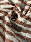 Tissu en coton froissé extensible neutre, surface texturée, coton tissé à la main blanc cassé, coton beige biologique semi-transparent et non blanchi.
