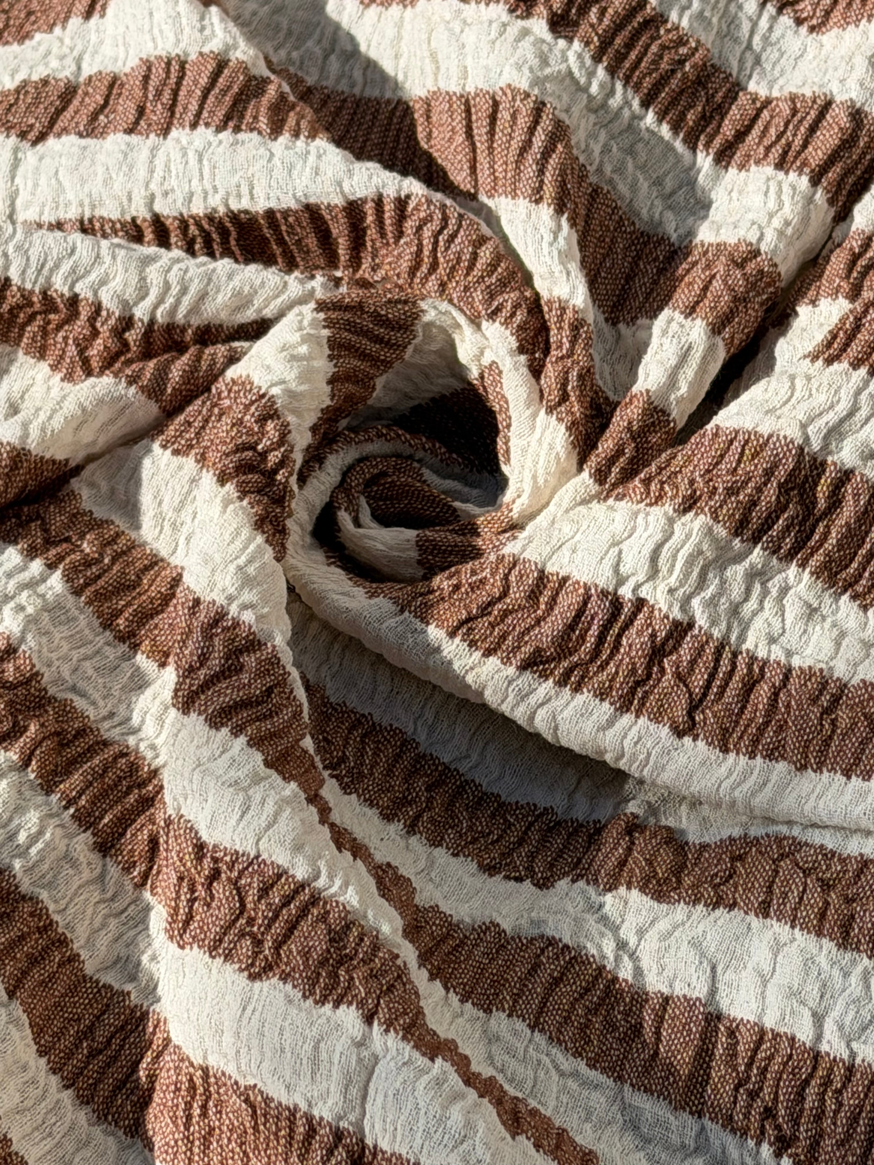 Tissu en coton froissé extensible neutre, surface texturée, coton tissé à la main blanc cassé, coton beige biologique semi-transparent et non blanchi.