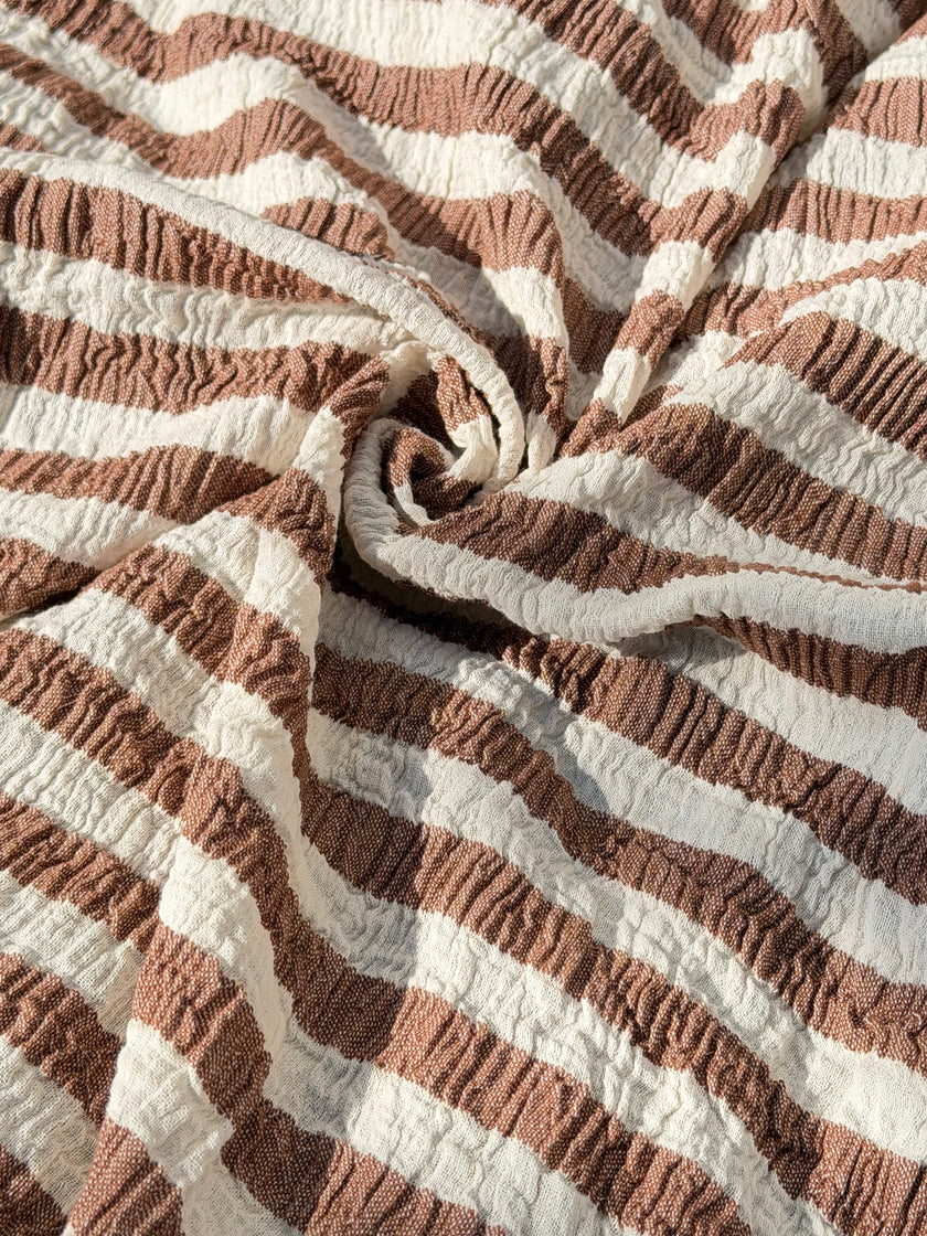 Tissu en coton froissé extensible neutre, surface texturée, coton tissé à la main blanc cassé, coton beige biologique semi-transparent et non blanchi.