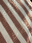 Tissu en coton froissé extensible neutre, surface texturée, coton tissé à la main blanc cassé, coton beige biologique semi-transparent et non blanchi.