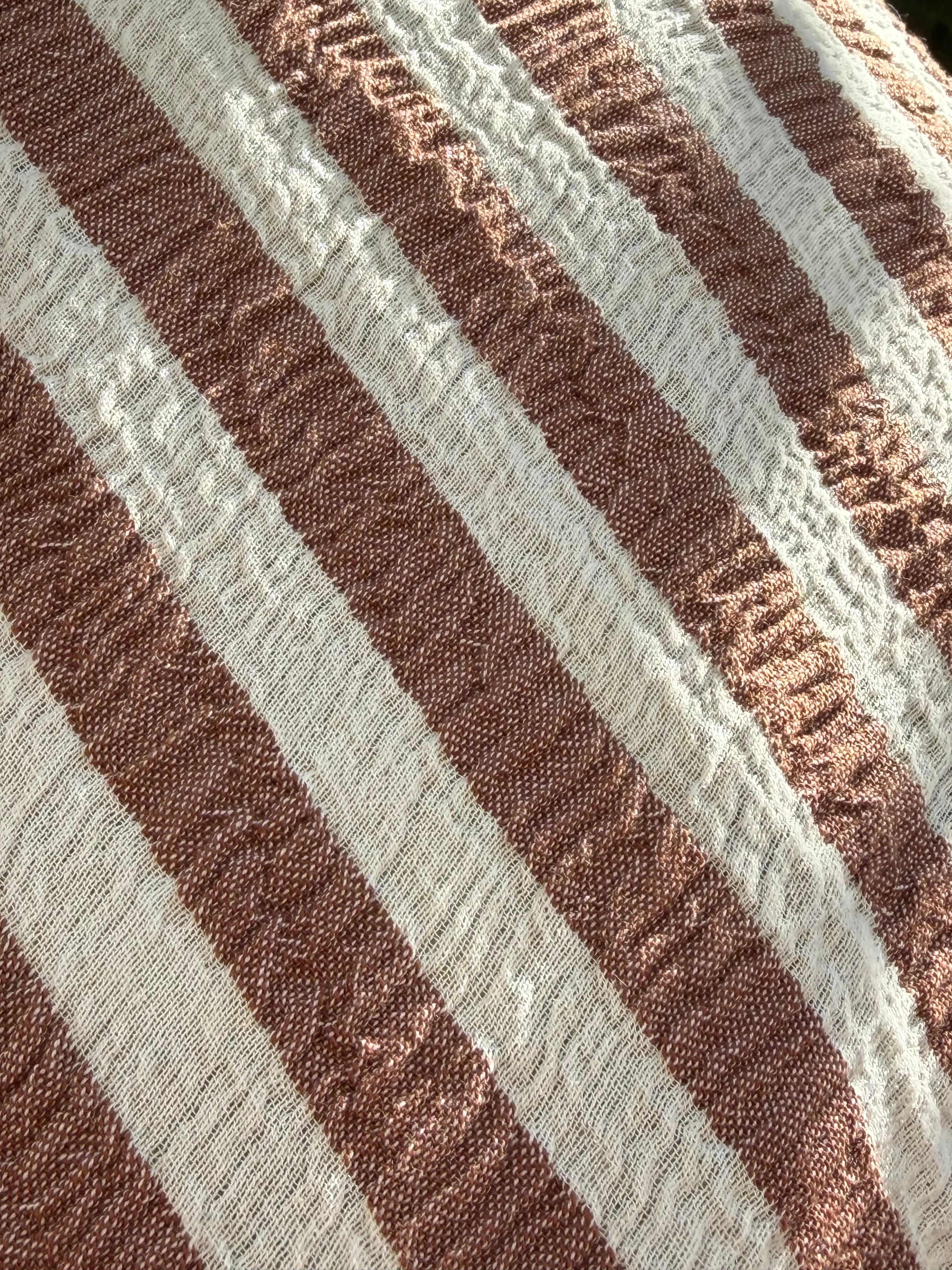 Tissu en coton froissé extensible neutre, surface texturée, coton tissé à la main blanc cassé, coton beige biologique semi-transparent et non blanchi.